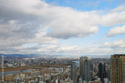 Overhead view of Osaka's Umeda area from a hill on a cloudy day © 隼人 岩崎