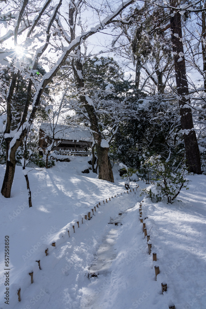 Naklejka premium 冬の北陸・金沢旅行で人気の雪が積もった兼六園