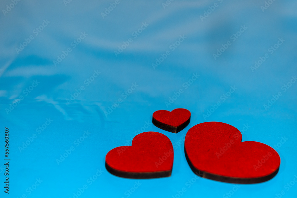 Fototapeta premium corazon rojo con fondo desenfocado celeste, dia de san valentin 
