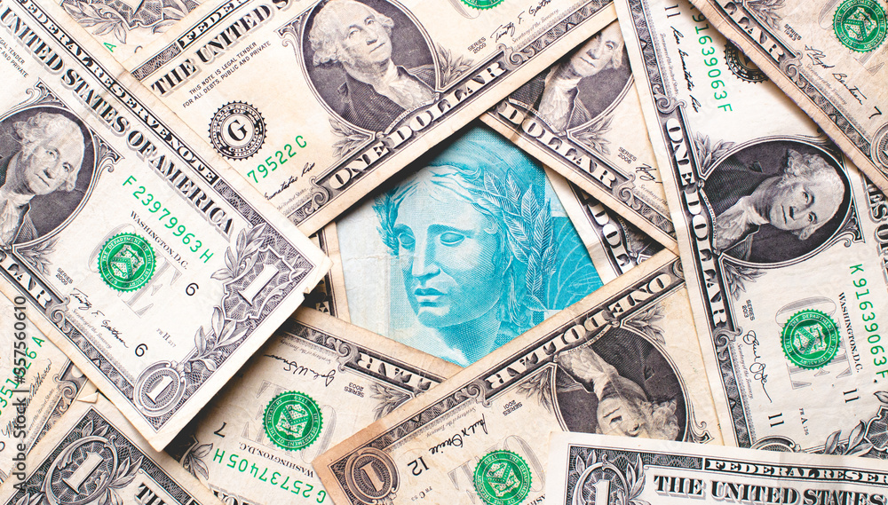 Nota De 100 Reais Da Moeda Brasileira Em Meio A Notas De 1 D lar Dos nota-de-100-reais-da-moeda-brasileira-em-meio-a-notas-de-1-d-lar-dos