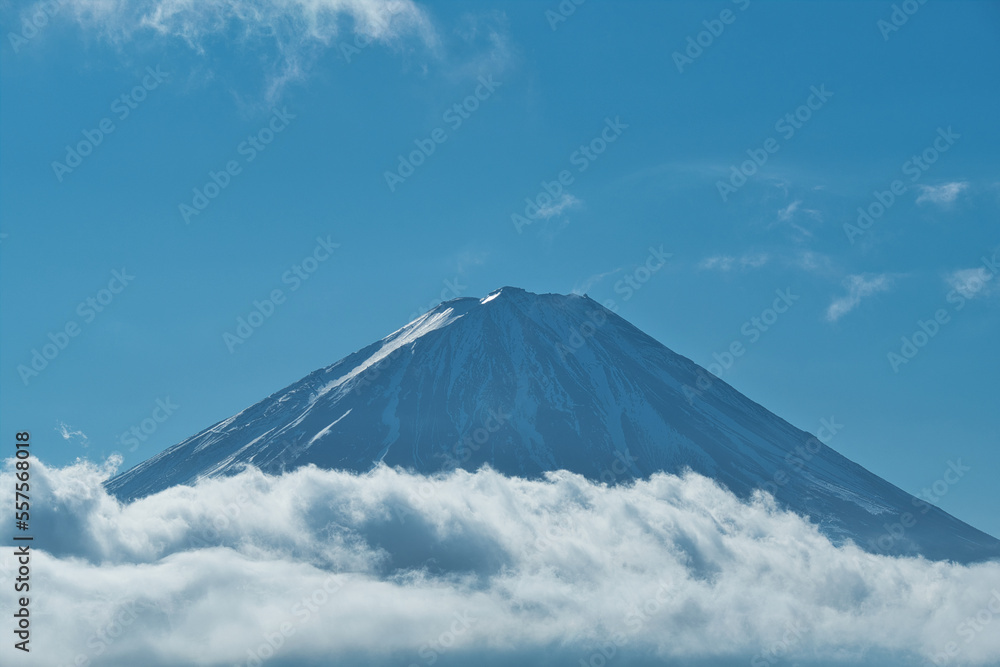 雪頭ヶ岳山頂からみた西湖と富士山