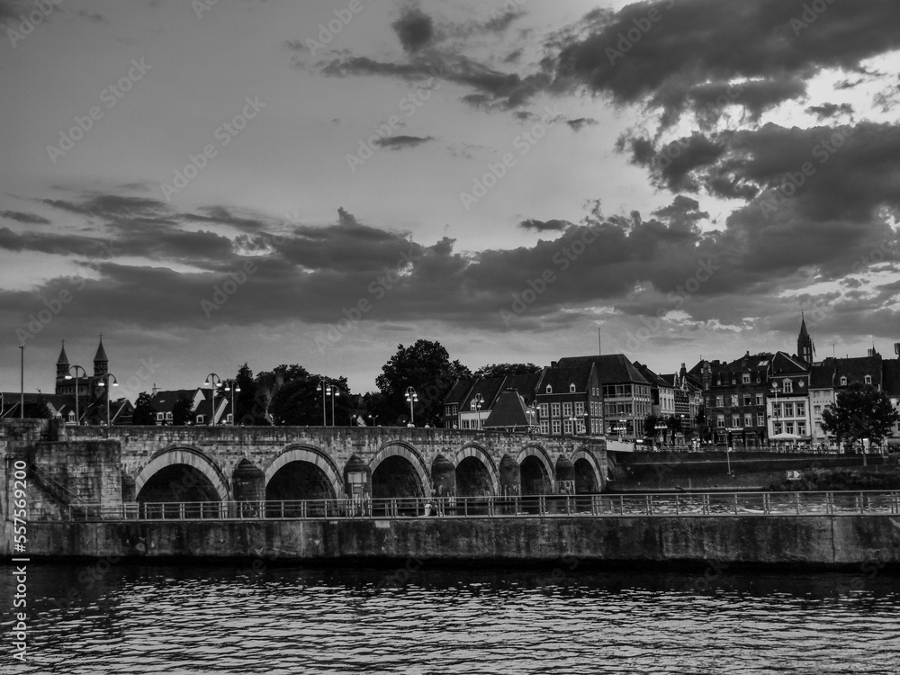 Fototapeta premium Die Stadt Maastricht an der Maas