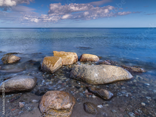 Ostseeküste mit steinen auf Fehmarn