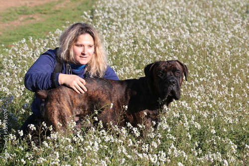 femme et chien cané corso