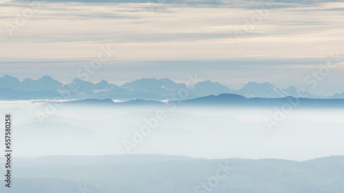 Schwarzwald Landschaft. Zeller Bergland. Spektakuläre aussicht von Zeller Blauen auf die Schweizer Alpenkette und Jura am Horizont