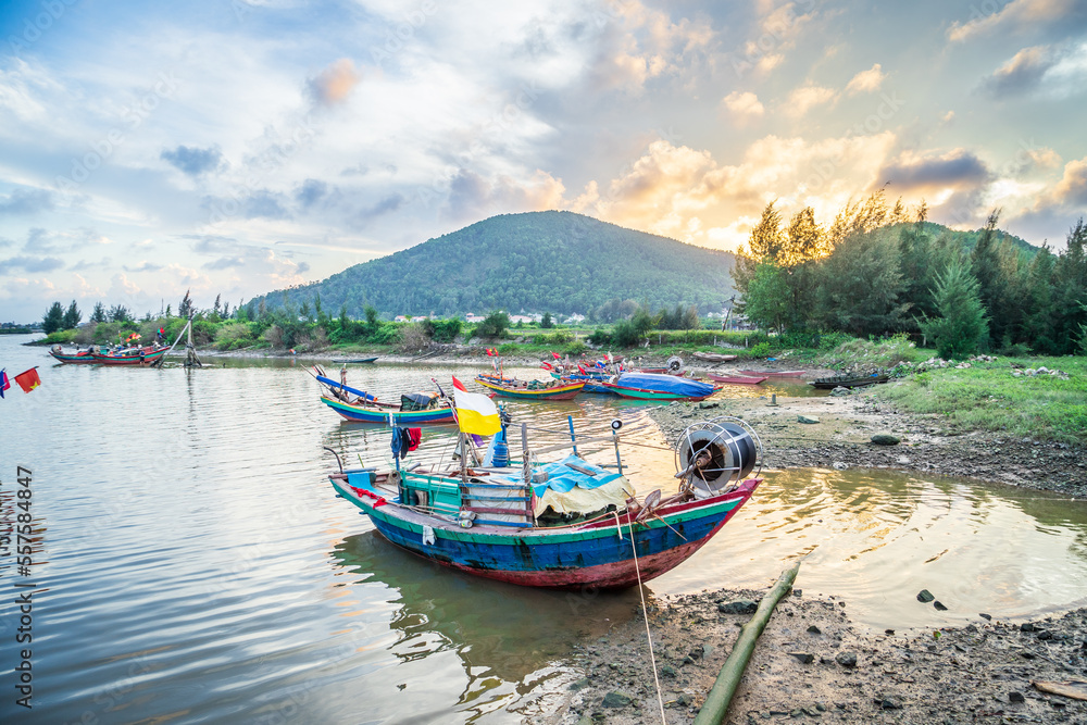 
Vietnam's fishing port is crowded with boats, they go out to sea day and night to catch fish.