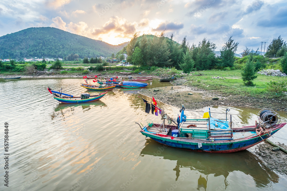 
Vietnam's fishing port is crowded with boats, they go out to sea day and night to catch fish.