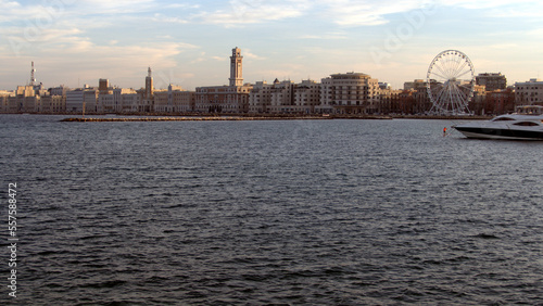 Il lungomare della città di Bari con la ruota panoramica. Sud Europa © Franxuc