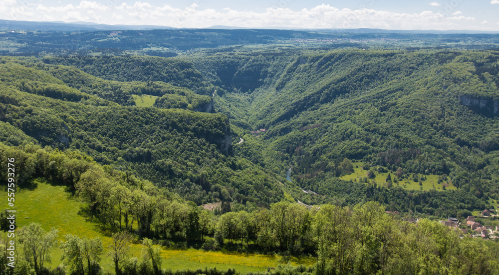 vue sur la vallée de la Loue dans le Doubs depuis la roche de Hautepierre