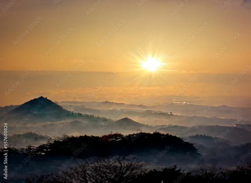 山頂からの晴れた日の霧に覆われた山の風景