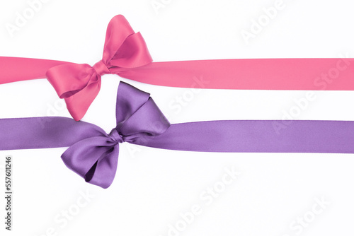 Nœuds de ruban de satin pour paquet cadeau de couleurs violet et rose, isolé sur du fond blanc. Arrière-plan avec nœud en ruban sur fond blanc.	