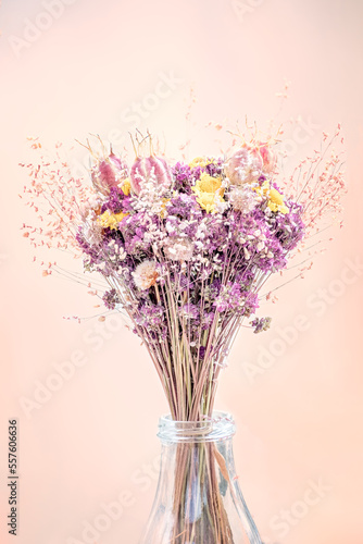 Bouquet de fleurs séchées dans un vase