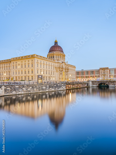 Obraz na płótnie Berlin Humboldt Forum and its reflection on Spree canal surface at dusk, Germany w salonie