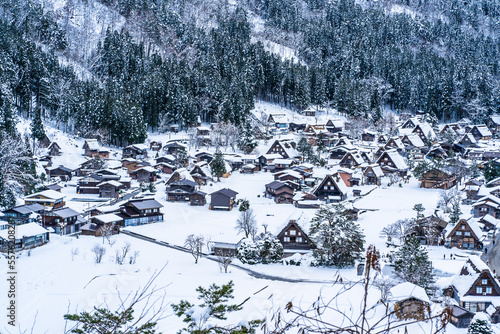 雪に覆われた白川郷の合掌造り集落（2022年12月撮影）
