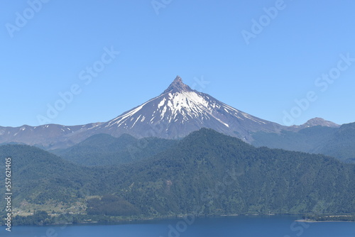 volcán y lago