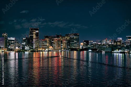 東京湾を進む船