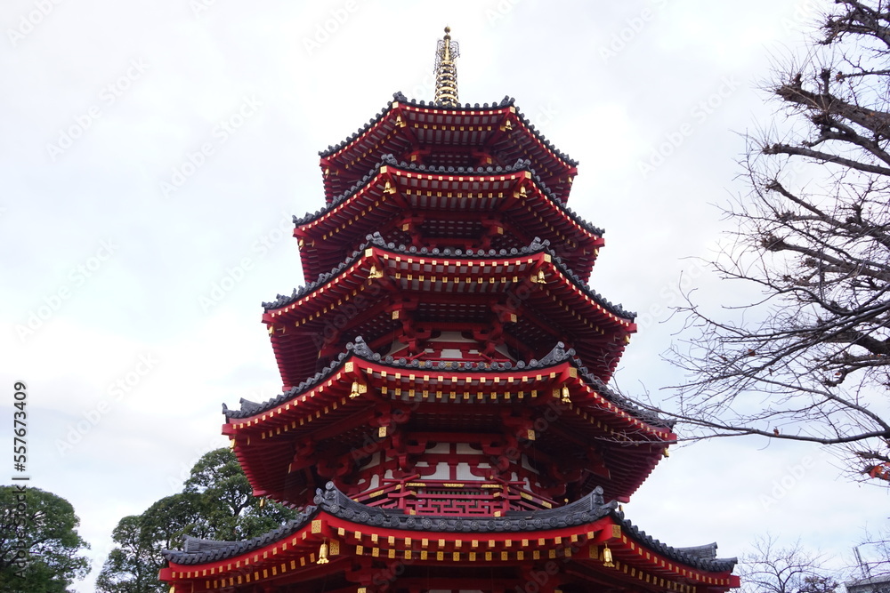 Naklejka premium 5-storied tower at Kawasakidaishi Heikenji Temple in Kawasaki, Kanagawa, Japan - 日本 神奈川県 川崎大師 八角五重塔