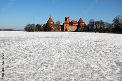 Château insulaire en brique rouge de Trakai en Lituanie. Le lac qui entoure le bâtiment est gelé.