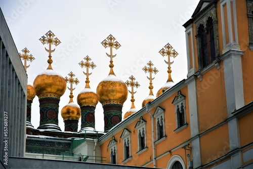 Obraz na płótnie Moscow Kremlin architecture, popular landmark. Terem churches golden onions covered by the snow. w salonie
