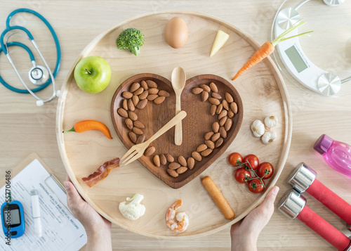 Foto Intermittent fasting IF and keto diet concept with hour clock for skipping meal,