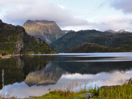 wunderschöner spiegelnder Bergsee in den Bergen von Norwegen
