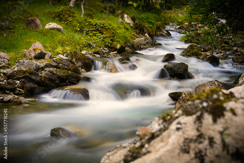 langzeitbelichteter schöner milchiger Wasserlauf