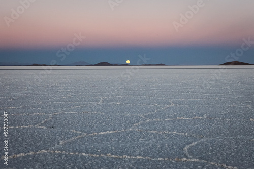 Sonnenaufgang in der Salzw  ste  Salar de Uyuni  Bolivien