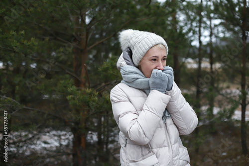 Foto Portrait of beautiful happy senior retired elderly woman is freezing walking out