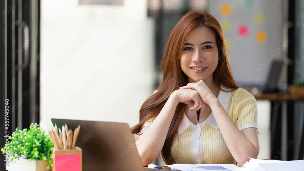 Closeup of relaxed young beautiful young business woman smiling - obrazy, fototapety, plakaty 
