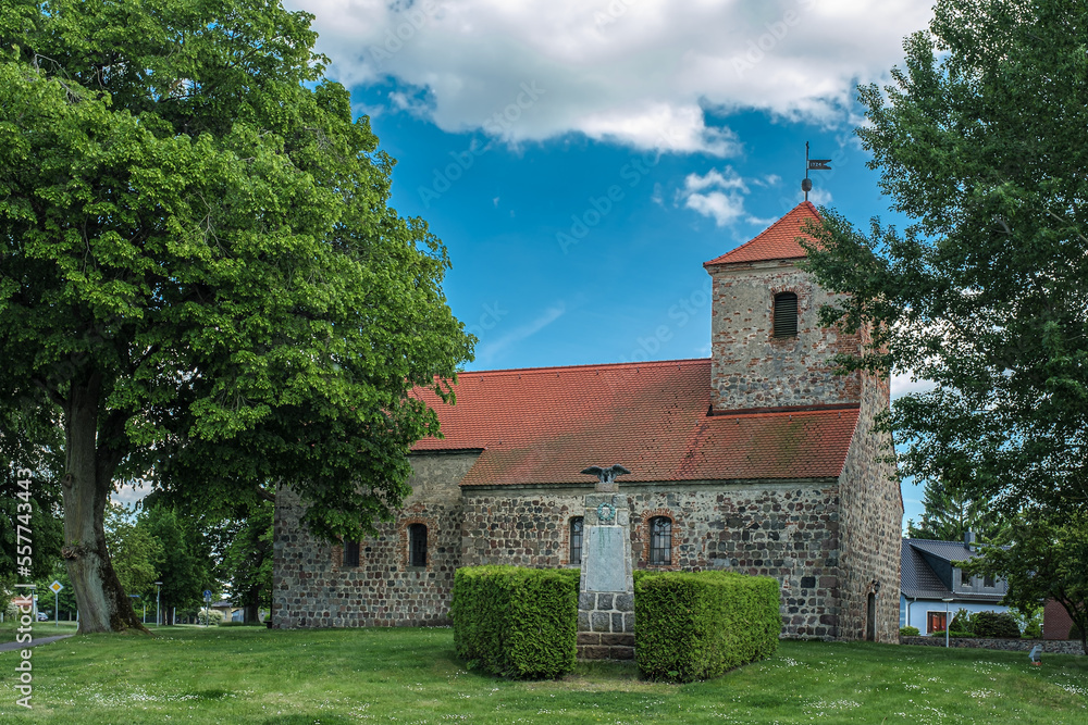 Denkmalgeschützte Dorfkirche Garzau mit Kriegerdenkmal, Ansicht von Norden
