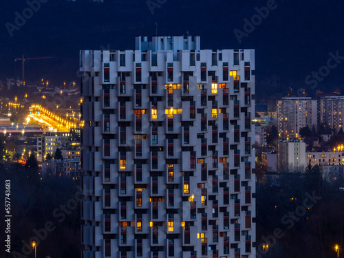 Tapety artystyczne Tour architecturale de Grenoble éclairée de nuit 