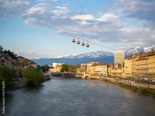 Les bulles de Grenoble devant le massif de Belledone ensoleillé 