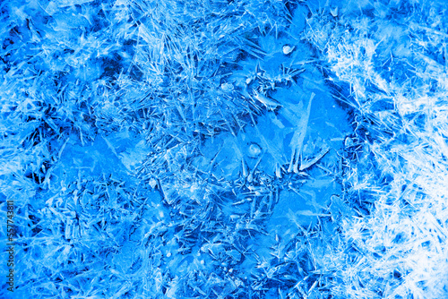 Gefrorene Eiskristalle auf einer Wasseroberfläche