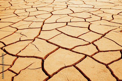 Trockene Erde mit Rissen