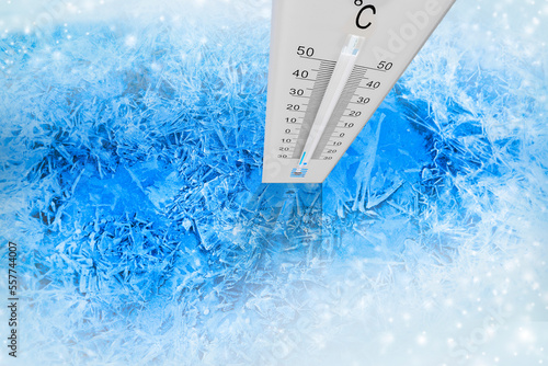 Thermometer mit Temperaturanzeige in Kälte