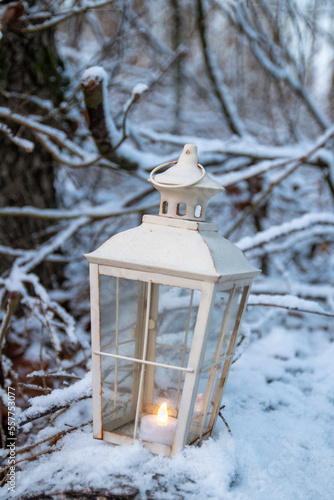 Lantern in the snow © makamy