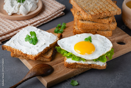 Sandwiches with curd cheese, fried egg and herbs