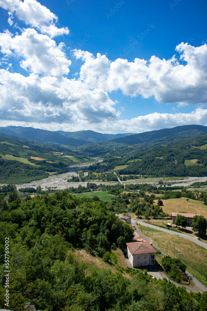 Fototapeta premium Paese di Bardi, provincia di Parma, Emilia Romagna