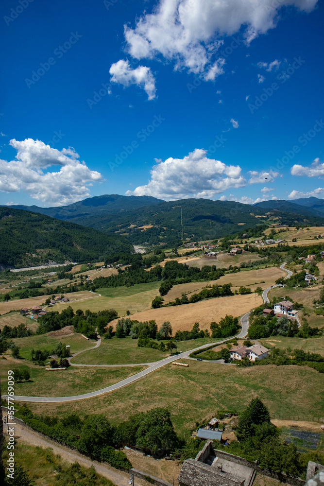 Fototapeta premium Paese di Bardi, provincia di Parma, Emilia Romagna