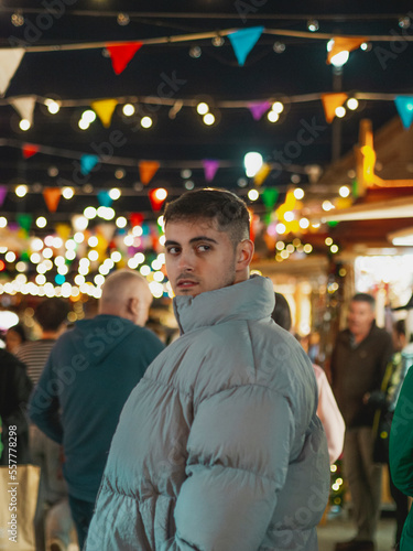 Hombre joven en un mercado navideño