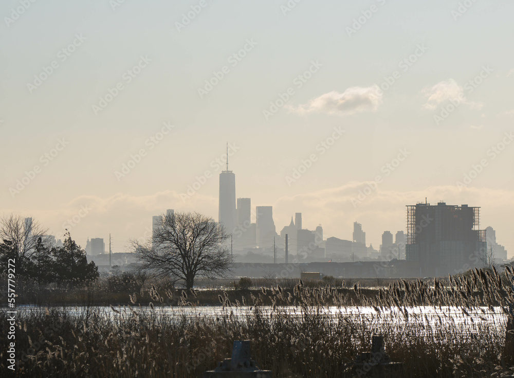 Naklejka premium city skyline at sunset