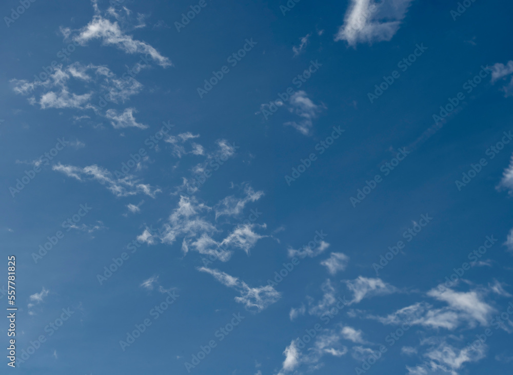 panorama niebieskiego nieba z małymi białymi chmurkami panorama niebieskiego nieba z małymi białymi chmurkami
