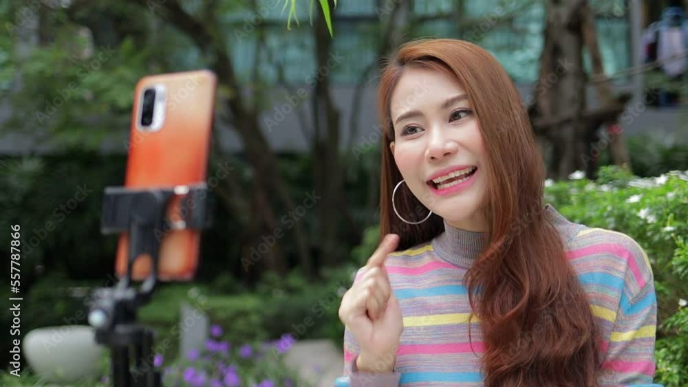 Asian women do online live broadcasts talking about daily life. Social media. communication technology. Living in the city. vlogger concept. lifestyle influencer Asian women do online live broadcasts talking about daily life. Social media. communication technology. Living in the city. vlogger concept. lifestyle influencer