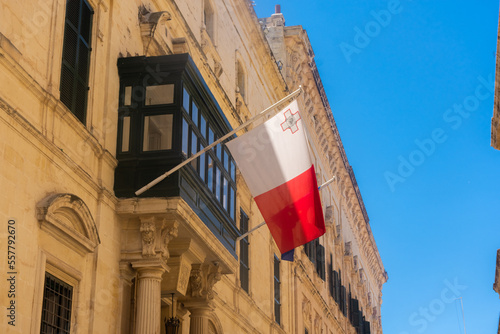 Schilderij op canvas Malta flag waving from a traditional maltese balcony (Gallarija) in  Valletta