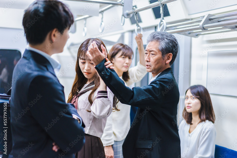 Obraz premium 電車内で取り押さえられる中年男性