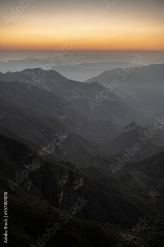 Fototapeta Naklejka Na Ścianę i Meble -  amanecer en montañas