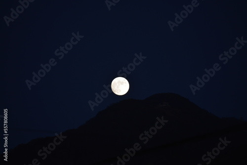 満月と山の影
