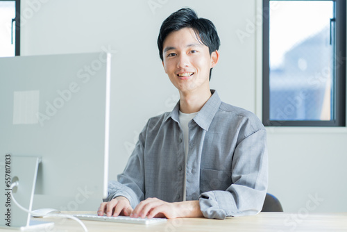 Schilderij op canvas パソコン作業をする若い日本人男性