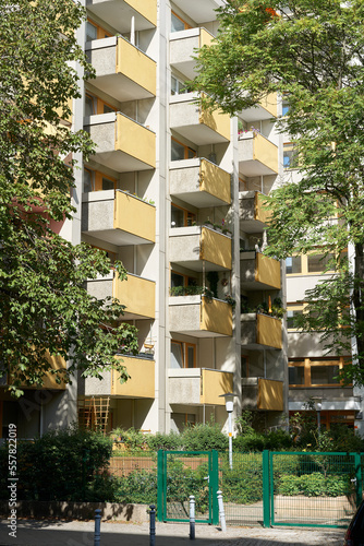 Plattenbau aus Beton in einer grünen Oase in der Innenstadt von Berlin © Heiko Küverling