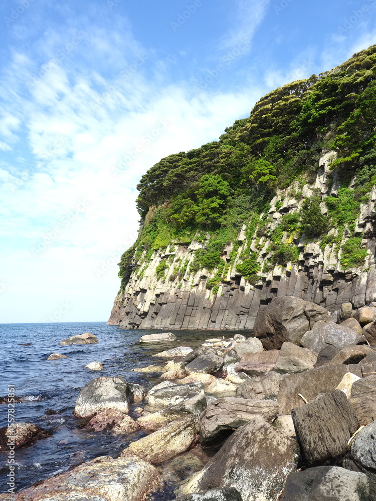 Fototapeta premium 青空と岩のある海岸線